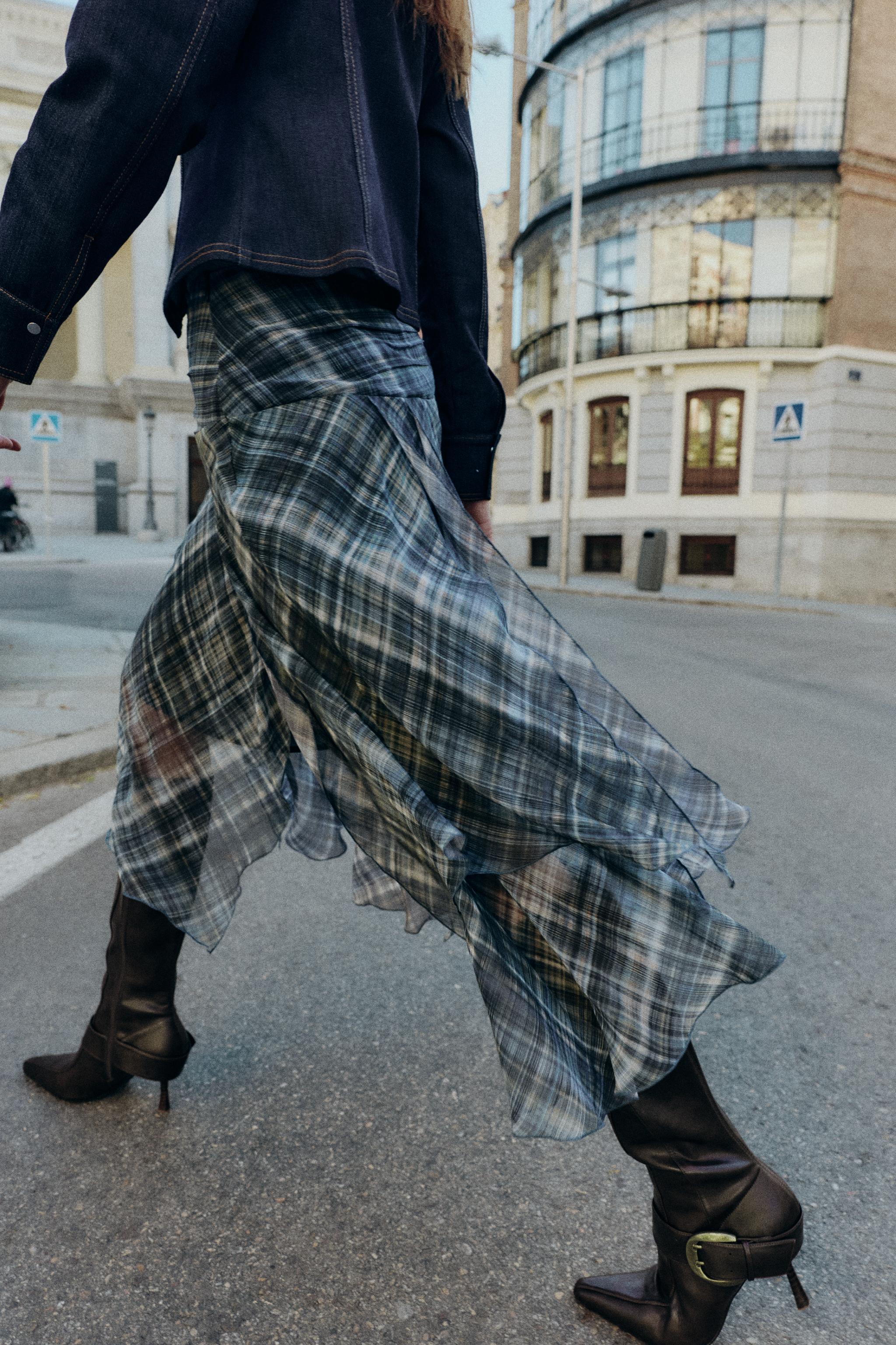 JUPE MI-LONGUE ASYMÉTRIQUE À CARREAUX